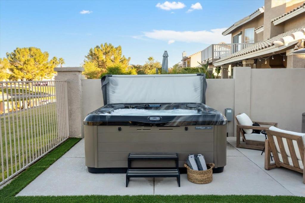 Hot Tub (Jacuzzi) - Photo 4