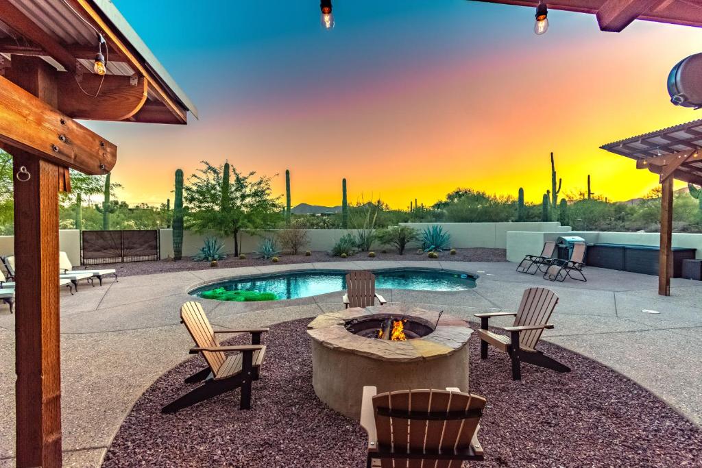 Peaceful Desert Retreat - Stunning Views - Pool Spa, Backyard, Music - Tucson !