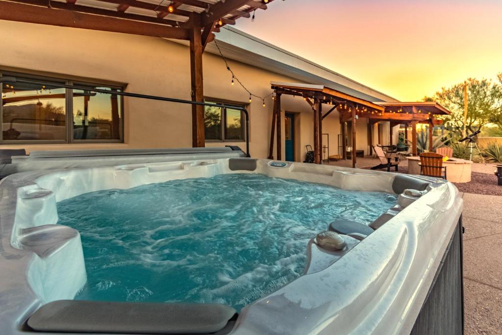 Hot Tub (Jacuzzi) - Photo 2