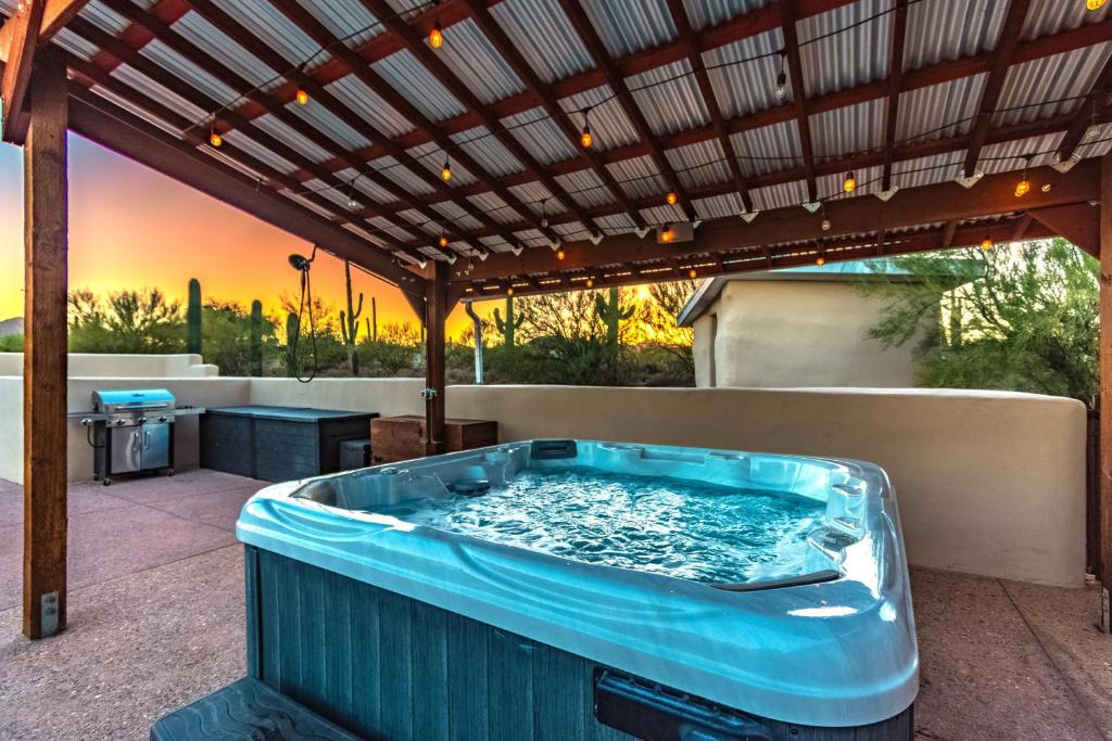 Peaceful Desert Retreat - Stunning Views - Pool Spa, Backyard, Music - Tucson !