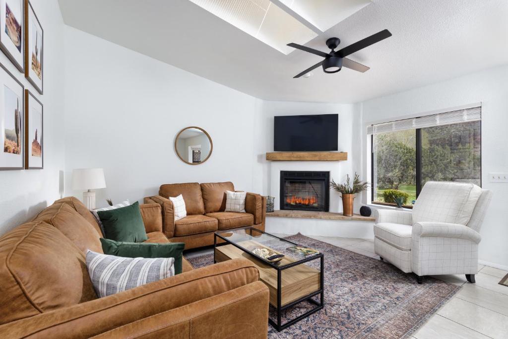 Stylish Townhome on Golf Course Red Rock View