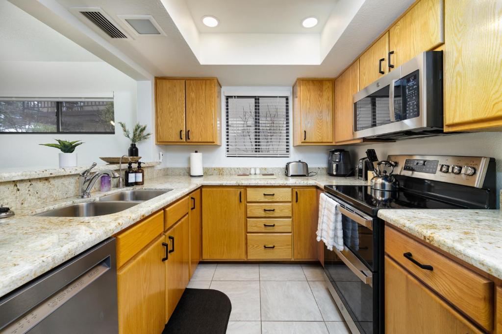 Stylish Townhome on Golf Course Red Rock View - Image 4