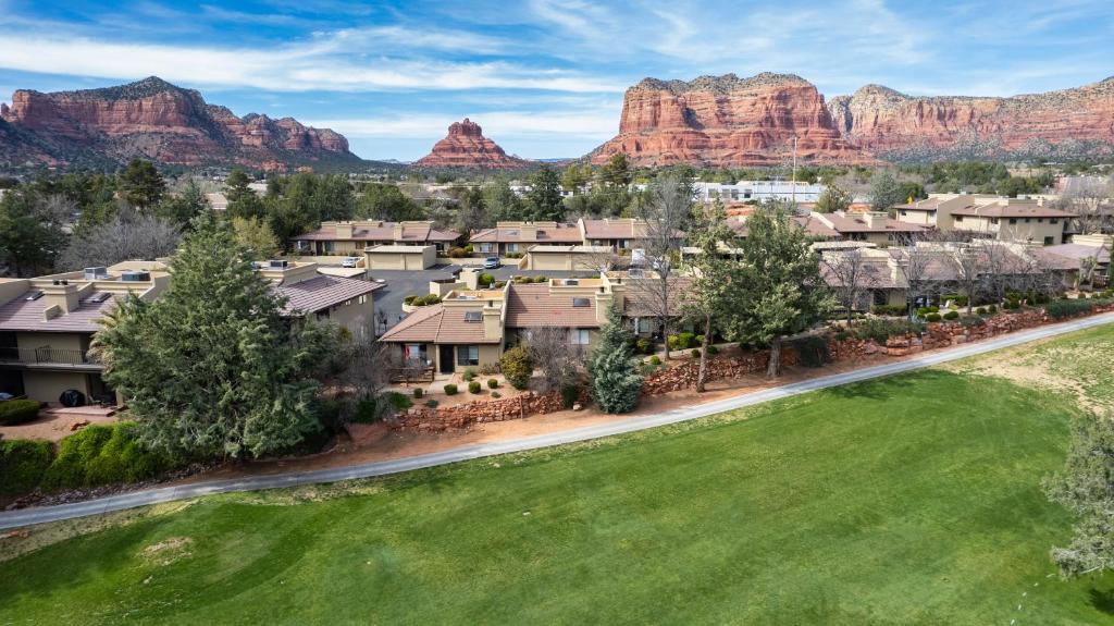 Stylish Townhome on Golf Course Red Rock View - Image 6