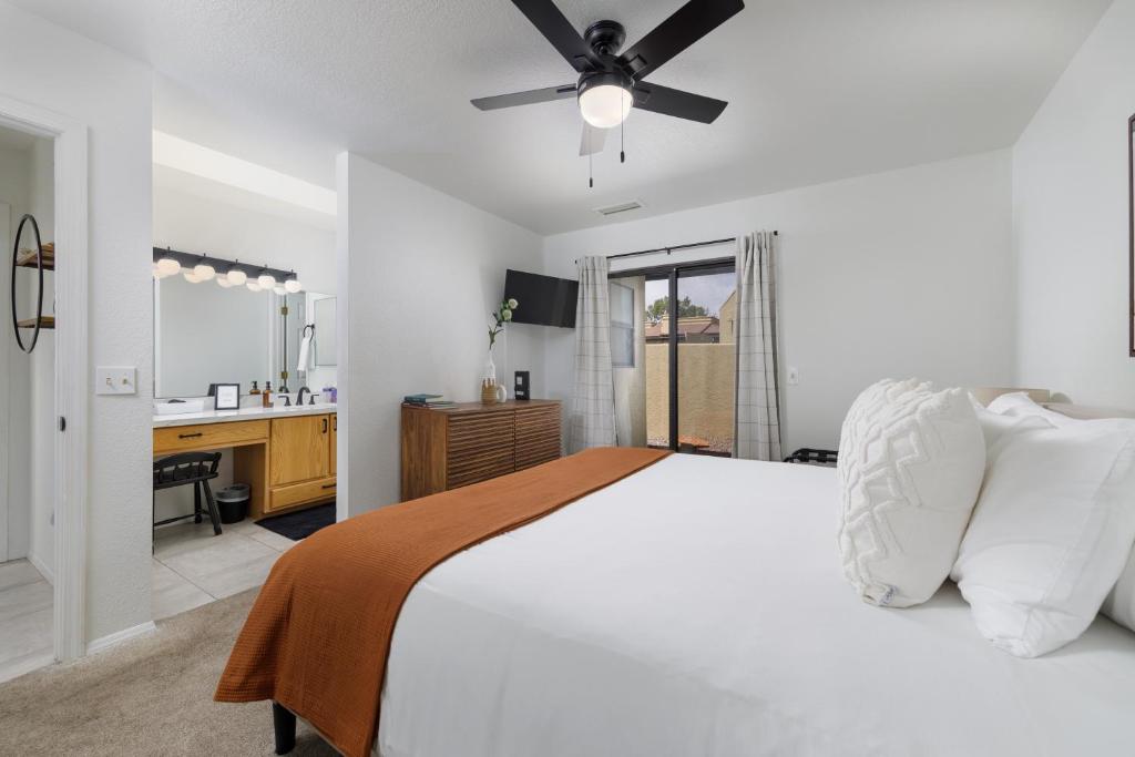 Stylish Townhome on Golf Course Red Rock View - Image 7