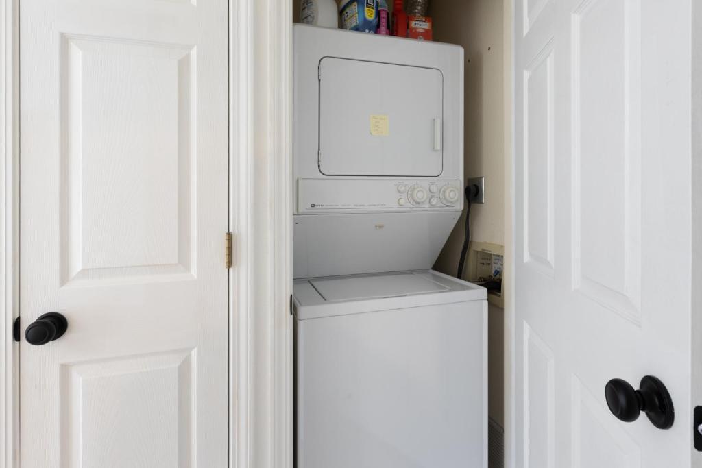 Stylish Townhome on Golf Course Red Rock View - Image 5