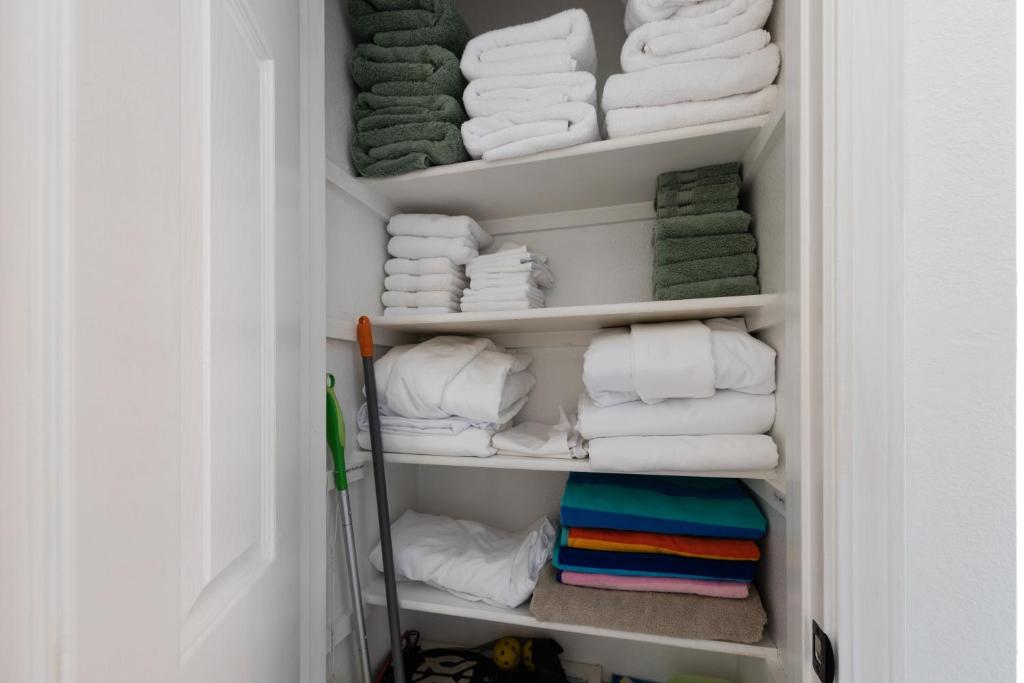 Stylish Townhome on Golf Course Red Rock View - Image 8