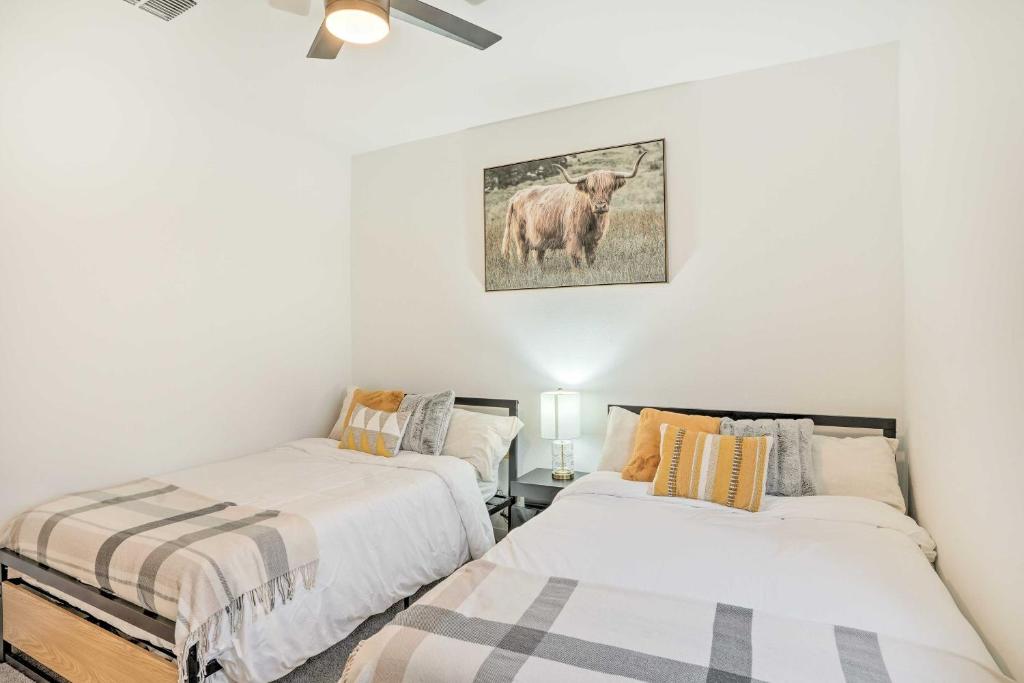 New-Build Glendale Home with Hot Tub and Putting Green - Image 7