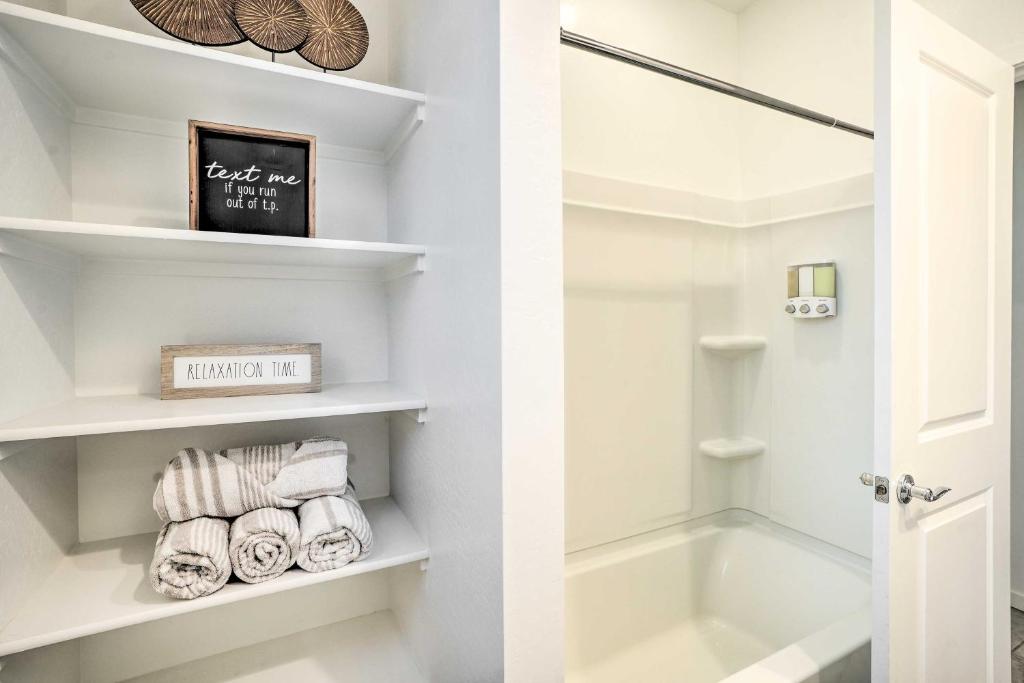 New-Build Glendale Home with Hot Tub and Putting Green - Image 8