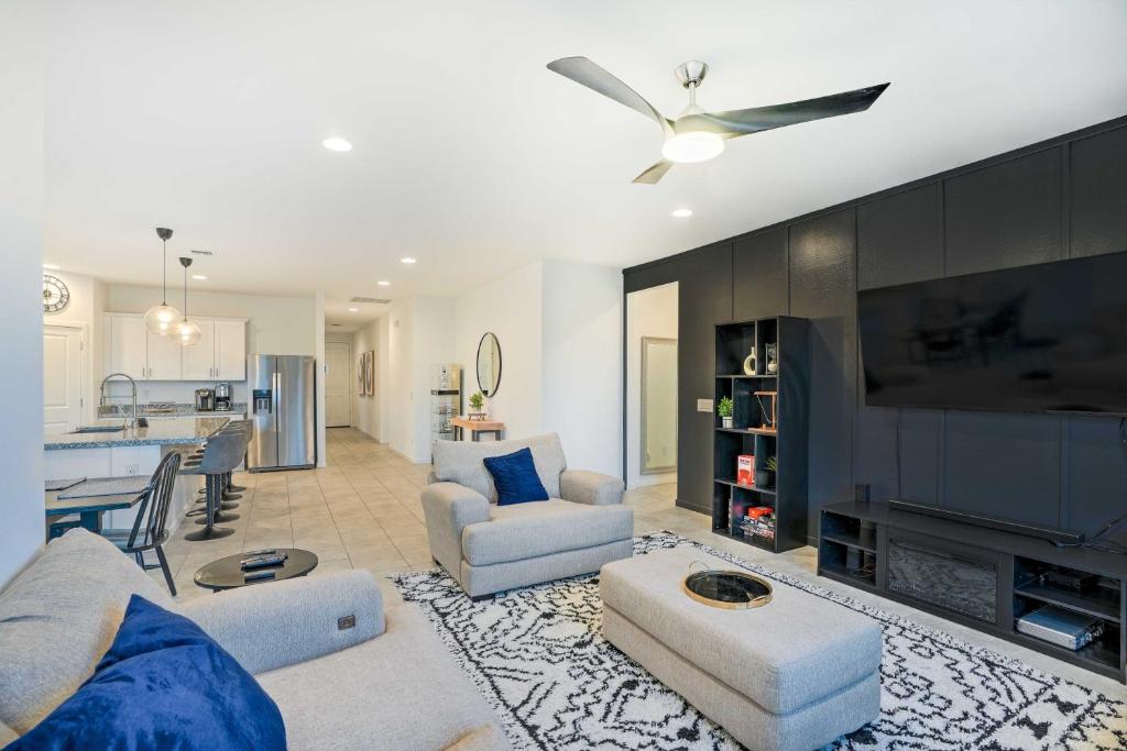 New-Build Glendale Home with Hot Tub and Putting Green - Image 5