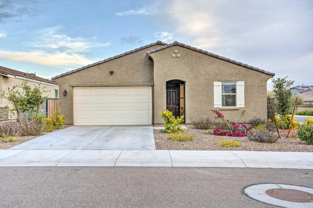 New-Build Glendale Home with Hot Tub and Putting Green - Image 6