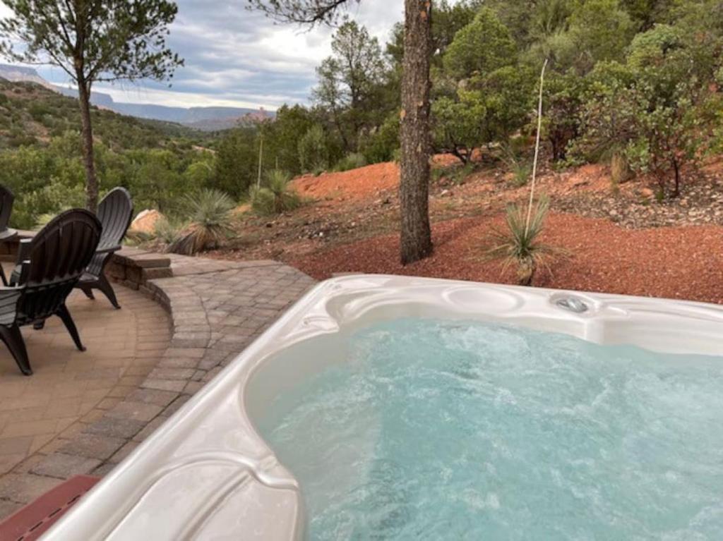 Hot Tub (Jacuzzi) - Photo 2