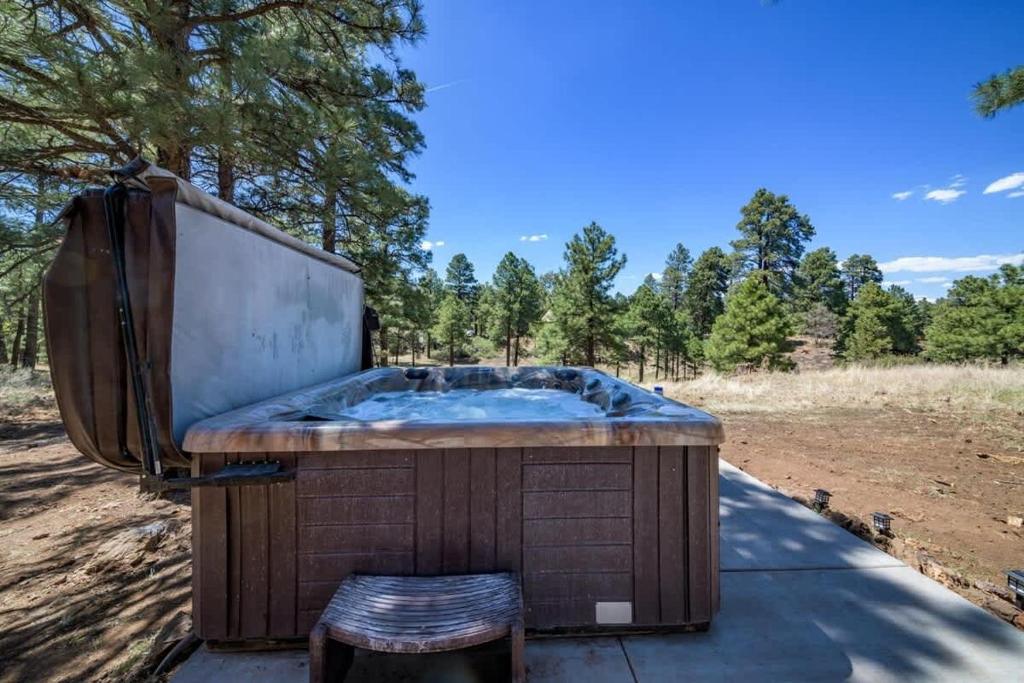 Spacious Cozy Cabin Retreat on 5-Acres with HotTub