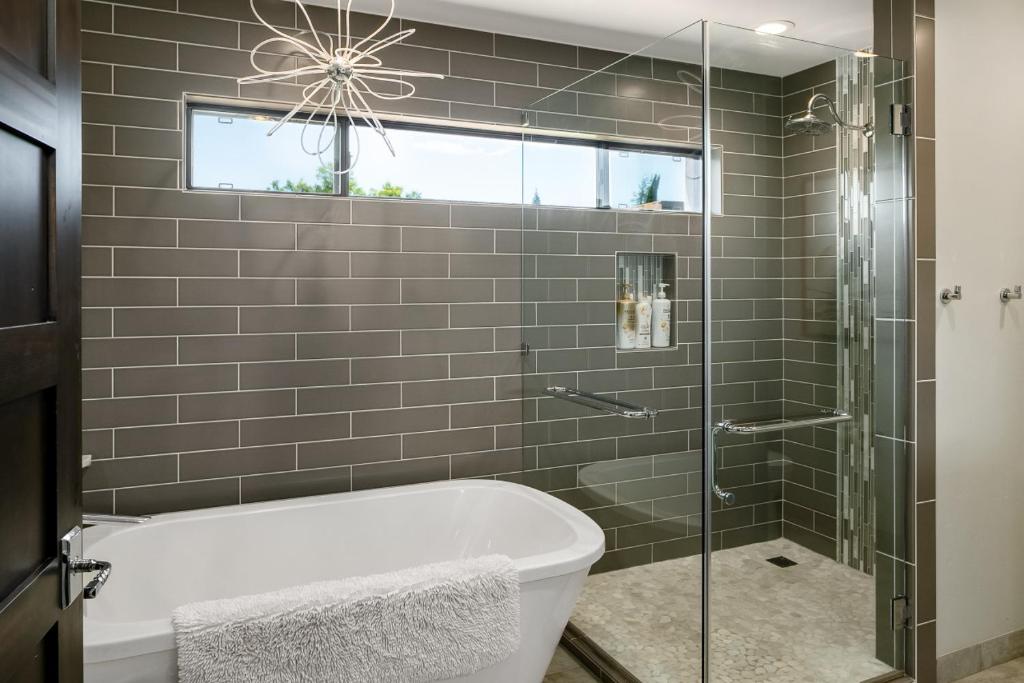 Hot Tub (Jacuzzi) - Photo 4