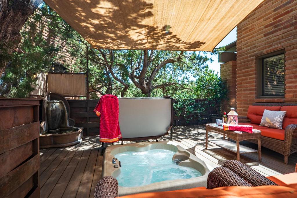 Hot Tub (Jacuzzi) - Photo 3