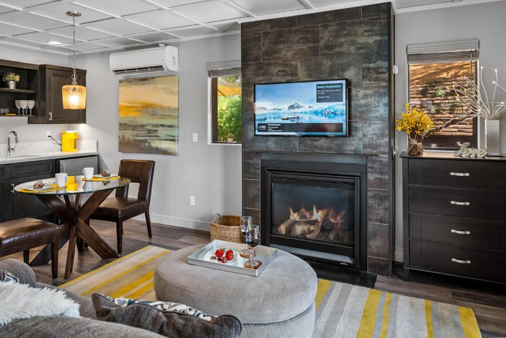 Honeysuckle Villa- Romantic Getaway - Image 5