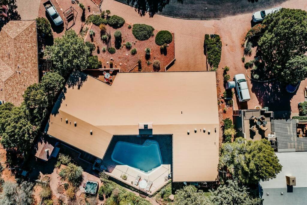 Jacuzzi, Walk to Trails, Stunning Views, Mid-Century Modern,Pool