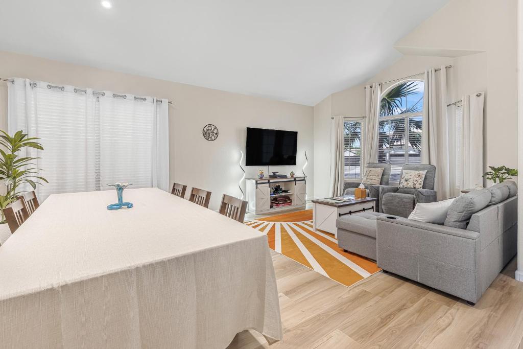 Cozy Oasis Escape - Hot Tub - Fire Pit - Fast WiFi - Image 7