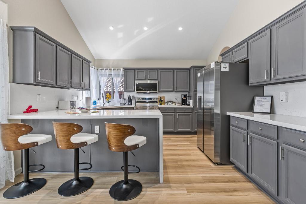 Cozy Oasis Escape - Hot Tub - Fire Pit - Fast WiFi - Image 8