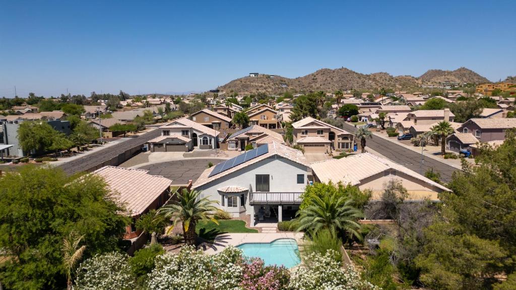 Cozy Oasis Escape - Hot Tub - Fire Pit - Fast WiFi - Image 5