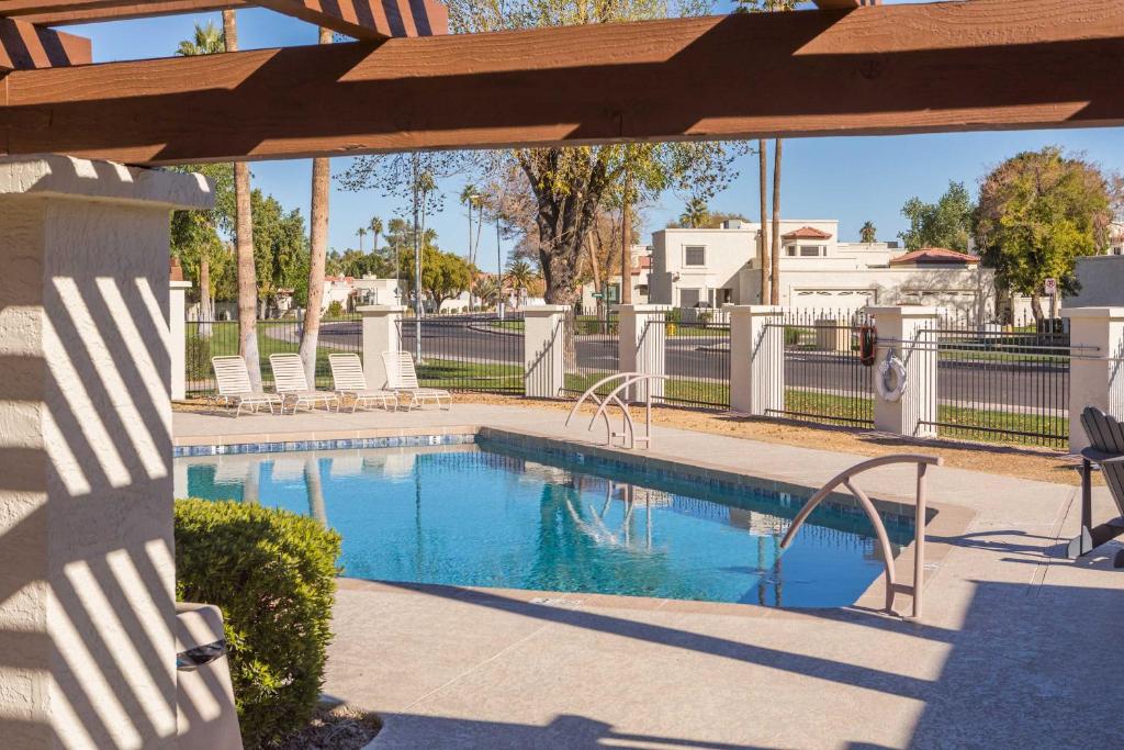 Cozy House Pool Spa Tennis & Pickleball Courts