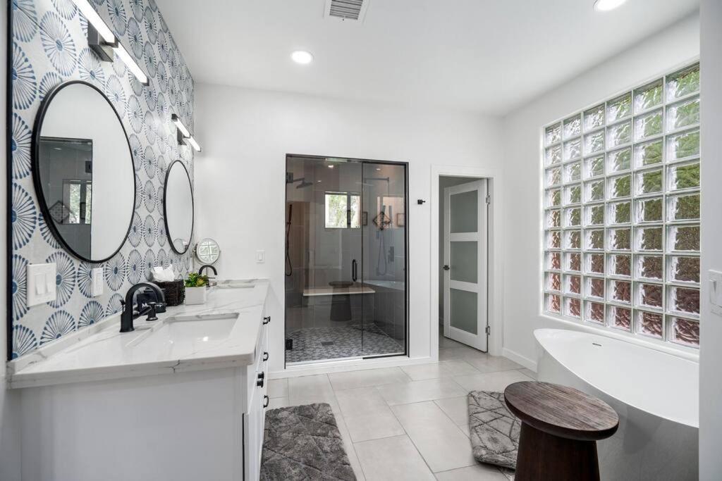 Amazing Luxury Home with Hot Tub & Views