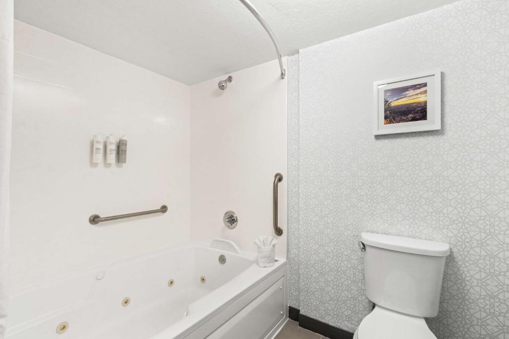 Hot Tub (Jacuzzi) - Photo 2