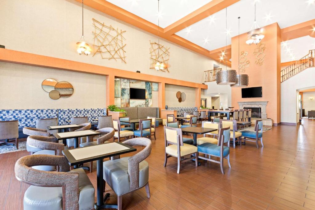 Hampton Inn & Suites Phoenix-Goodyear - Image 6