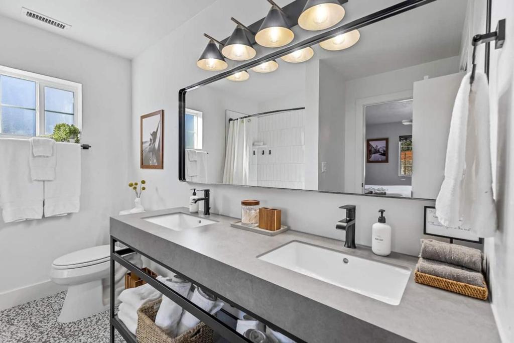 Polar Express Hot Tub Pool Table Mountain Views - Image 8