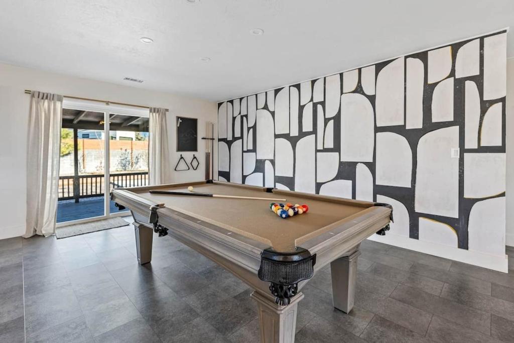 Polar Express Hot Tub Pool Table Mountain Views - Image 5