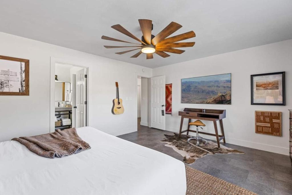 Polar Express Hot Tub Pool Table Mountain Views - Image 7