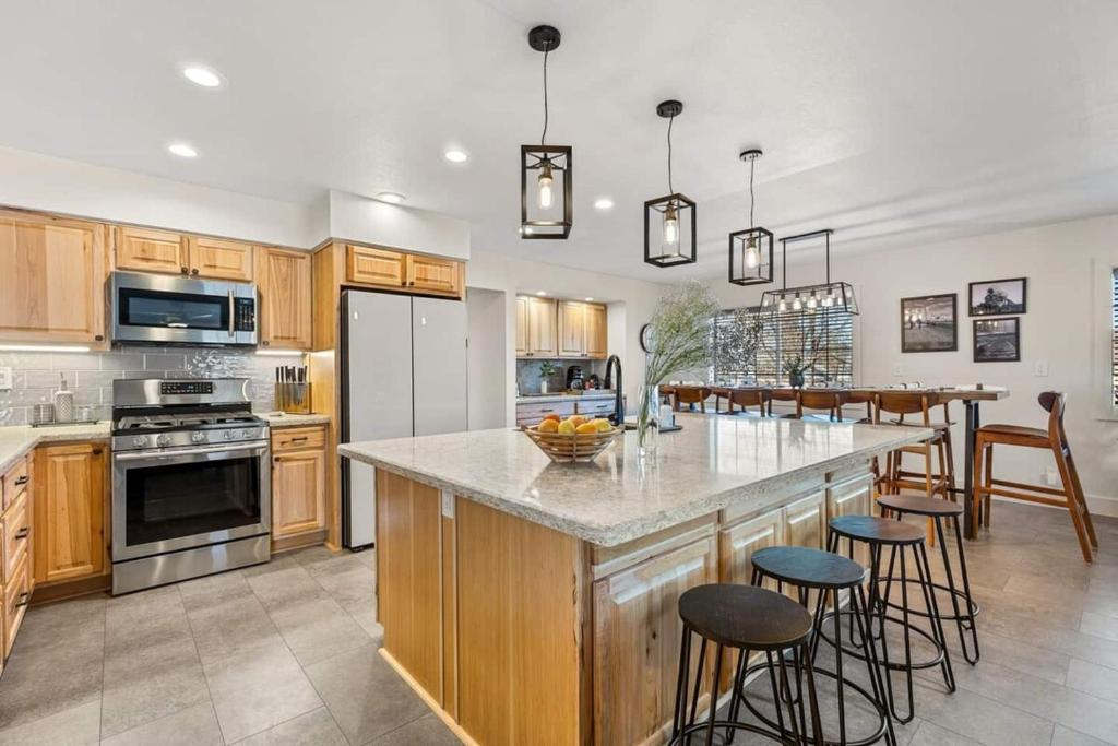 Polar Express Hot Tub Pool Table Mountain Views - Image 4