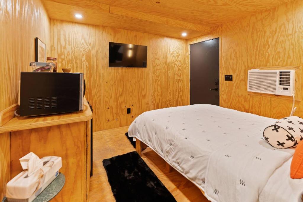 Unique*NEW*Hot Tub Studio*Mins to DT & PHX Airport - Image 5