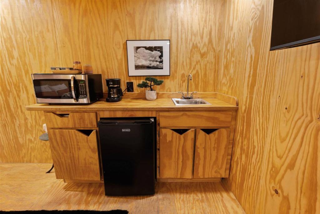 Unique*NEW*Hot Tub Studio*Mins to DT & PHX Airport - Image 4