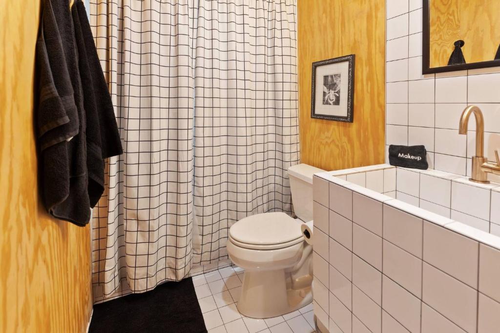 Unique*NEW*Hot Tub Studio*Mins to DT & PHX Airport - Image 7