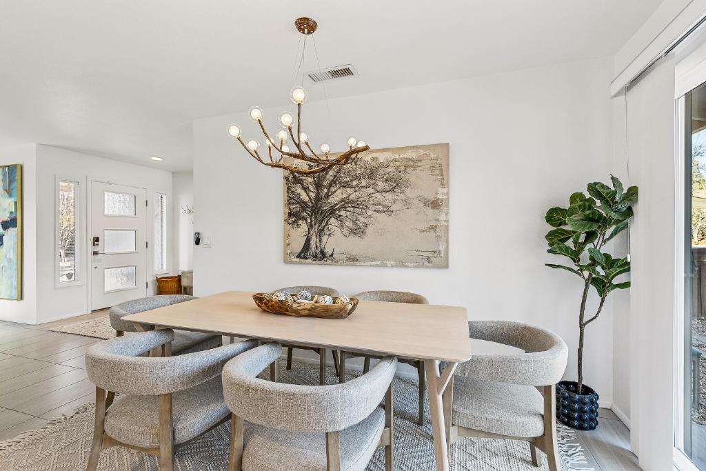 Trendy 3BR in Sedona: Hot Tub/Fire-pit /Central Location - Image 7