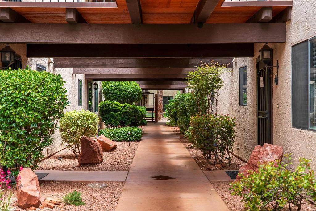 Charming Sedona Stay with Community Spa & Pool - Image 4