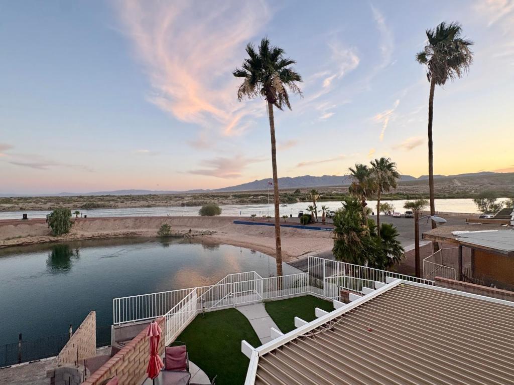 RIVERFRONT RUBY RED HOME WITH PRIVATE DOCK - Image 6