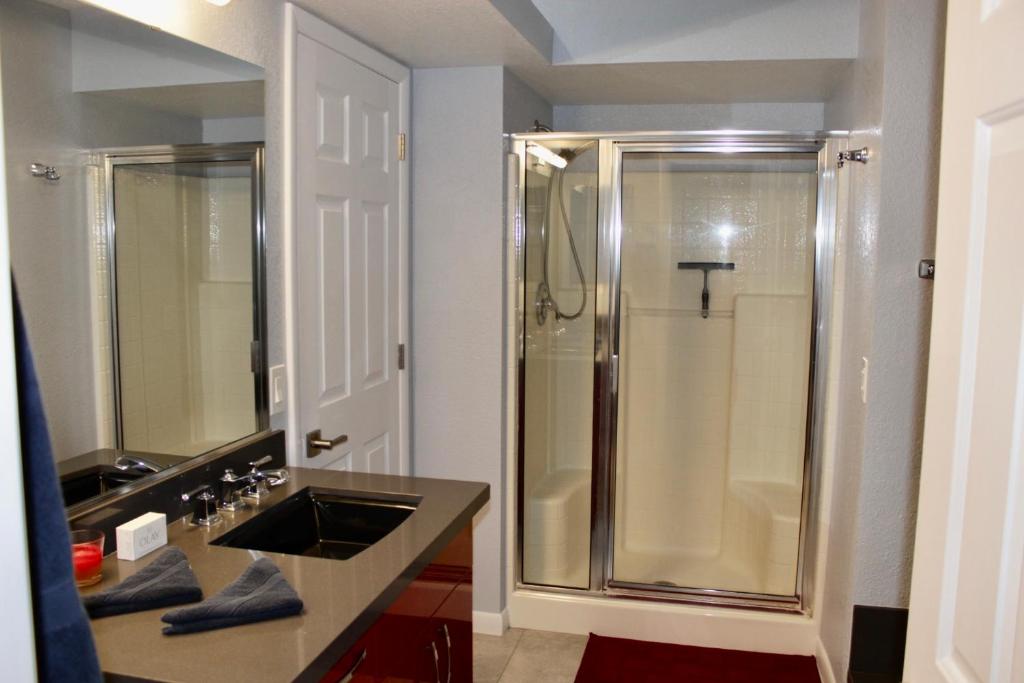 RIVERFRONT RUBY RED HOME WITH PRIVATE DOCK - Image 8