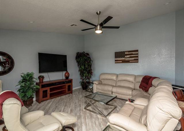 RIVERFRONT RUBY RED HOME WITH PRIVATE DOCK - Image 5