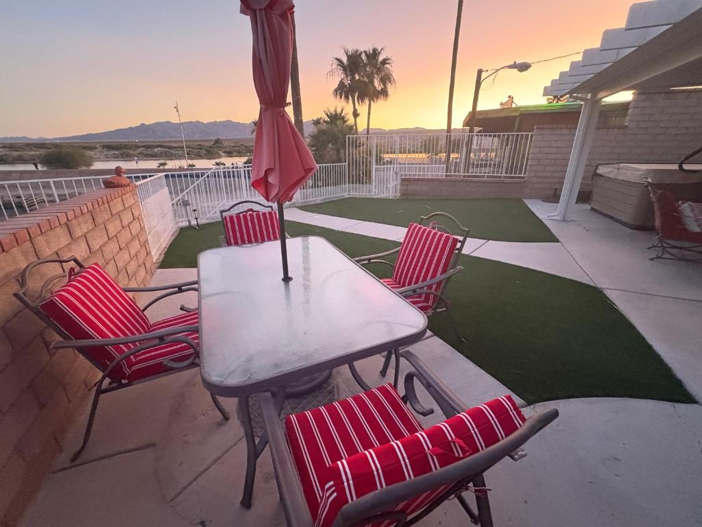 RIVERFRONT RUBY RED HOME WITH PRIVATE DOCK