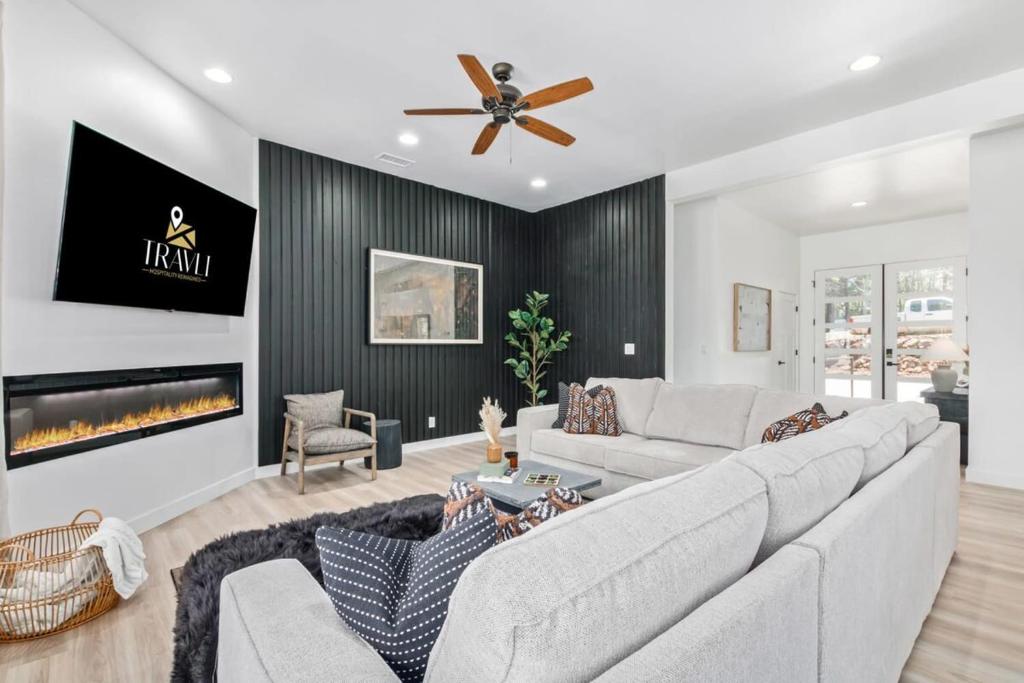 Le Cabin Noir Modern Alpine Retreat Spa BBQ - Image 8