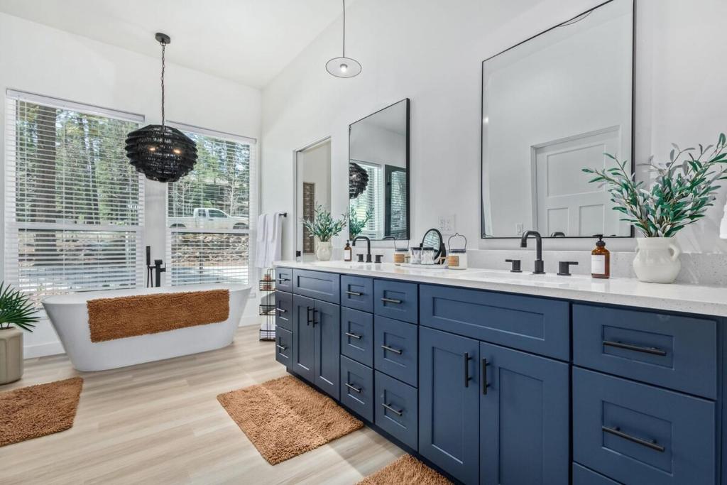 Le Cabin Noir Modern Alpine Retreat Spa BBQ - Image 5