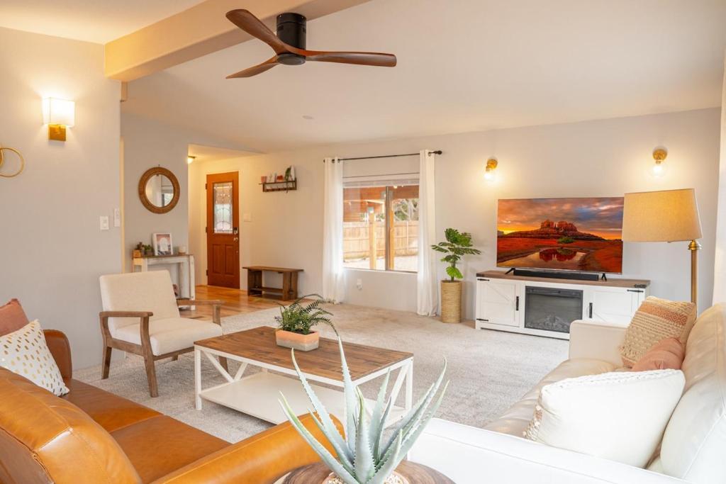 Stunning Javelina Hideaway with Hot Tub and King Bed - Image 8