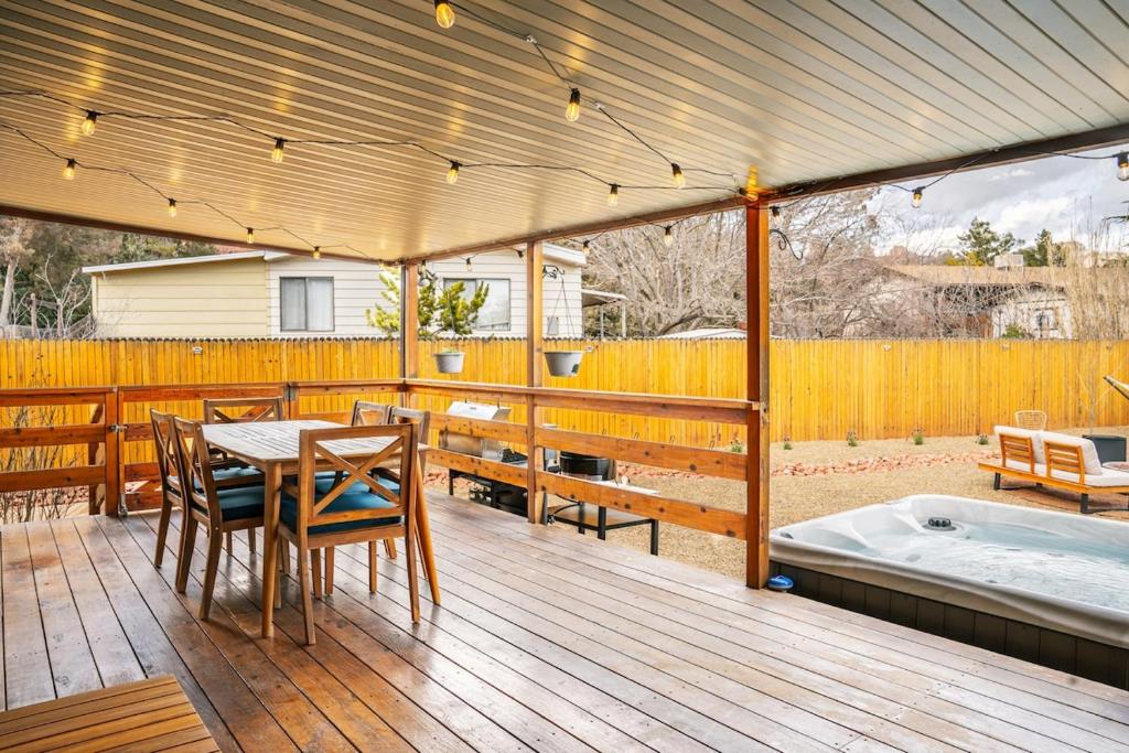 Stunning Javelina Hideaway with Hot Tub and King Bed