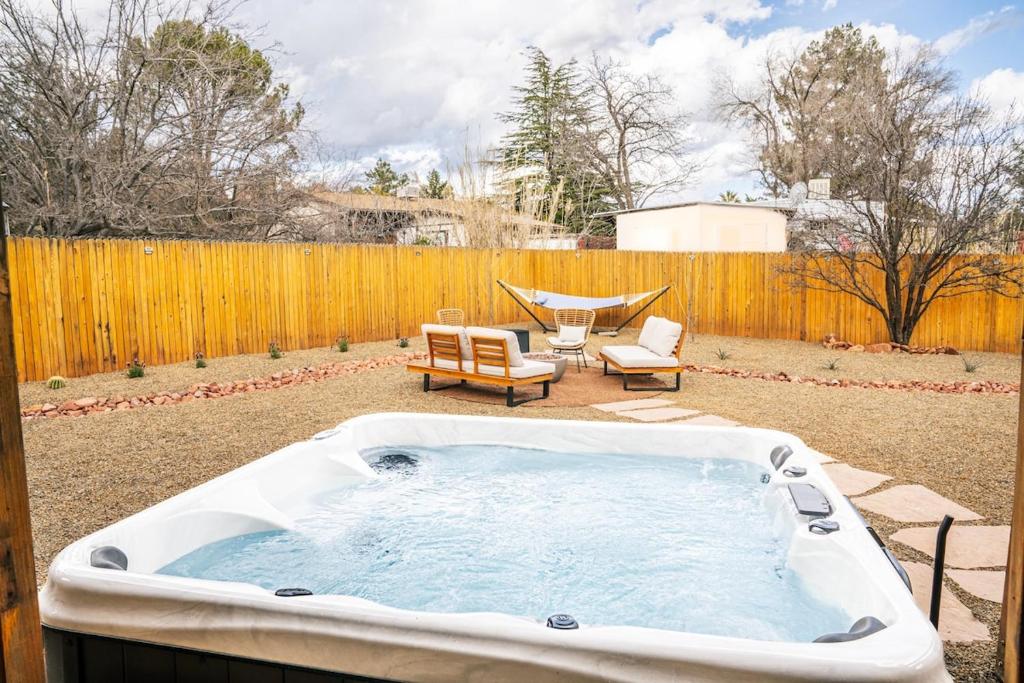 Hot Tub (Jacuzzi) - Photo 3