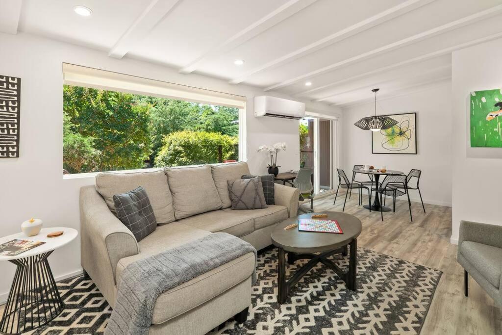 DreamCatcher North Walk to Shop Dine Hike - Image 4