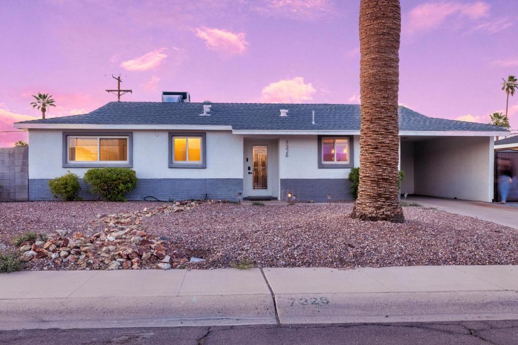 Chic Scottsdale Escape with Pool - Image 7