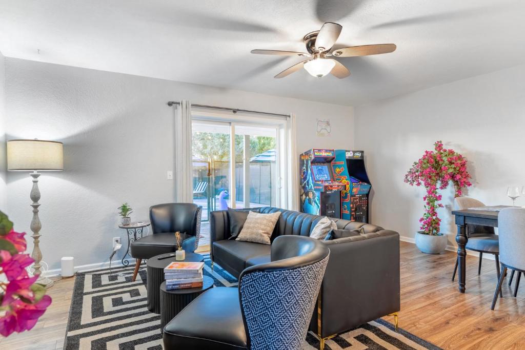 Chic Scottsdale Escape with Pool - Image 5