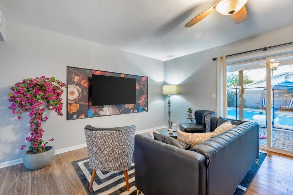 Chic Scottsdale Escape with Pool - Image 6