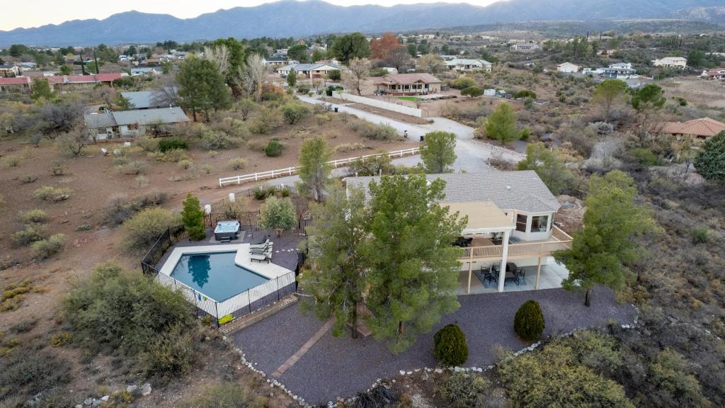 Heated Pool and Jacuzzi, Scenic Mountain View, Lux and Cozy,